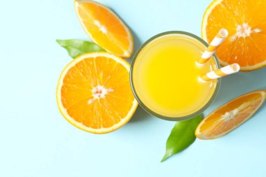 Bir bardak taze sıkılmış portakal suyu ve narenciye.