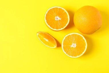 Yapraklı taze turuncu narenciye. 