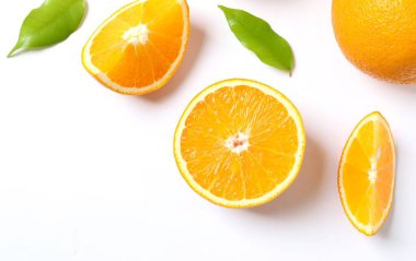 Yapraklı taze turuncu narenciye. 