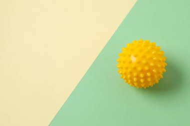 Renkli arka planda dikenleri olan renkli kauçuk masaj topu. İyileşme ve rehabilitasyon için balo ya da rahatlama ve masaj için. Spor aletleri. Miyofasyal serbest bırakma kavramı