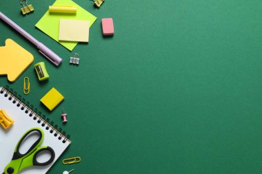 Renkli okul kırtasiyesi ile düz uzanmak, üst görünüm