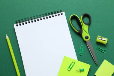 Renk arkaplanı ve üst görünümü üzerine dizüstü bilgisayarı olan düz uzandı