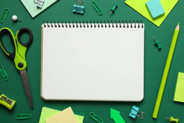 Renk arkaplanı ve üst görünümü üzerine dizüstü bilgisayarı olan düz uzandı