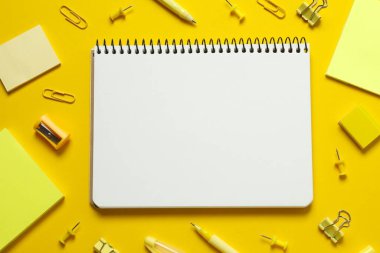 Renk arkaplanı ve üst görünümü üzerine dizüstü bilgisayarı olan düz uzandı