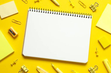 Renk arkaplanı ve üst görünümü üzerine dizüstü bilgisayarı olan düz uzandı