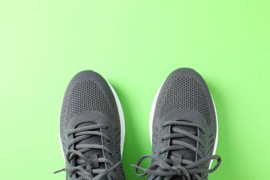 Renkli arka planda bir çift şık spor ayakkabısı