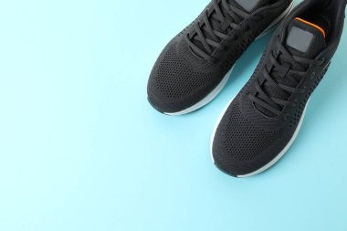 Renkli arka planda bir çift şık spor ayakkabısı