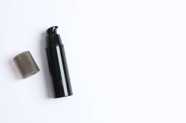 Beyaz arka planda kozmetik şişesi