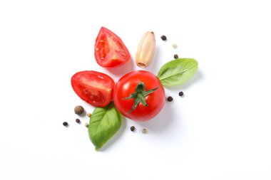 Beyaz arka planda taze kırmızı domates, biber ve fesleğen.