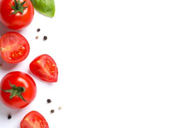 Beyaz arka planda taze kırmızı domates, biber ve fesleğen.