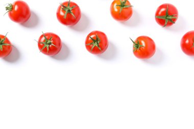 Beyaz arka planda taze kırmızı domatesler, üst manzara