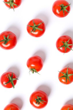 Beyaz arka planda taze kırmızı domatesler, üst manzara