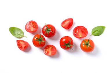 Beyaz arka planda taze kırmızı domates, biber ve fesleğen.