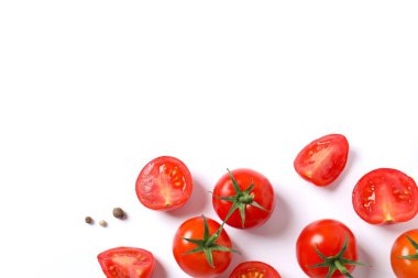 Taze kırmızı domates, beyaz arka planda biber, üst manzara.