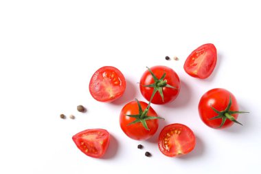 Taze kırmızı domates, beyaz arka planda biber, üst manzara.