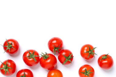 Beyaz arka planda taze kırmızı domatesler, üst manzara