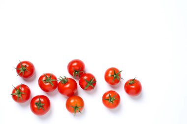 Beyaz arka planda taze kırmızı domatesler, üst manzara