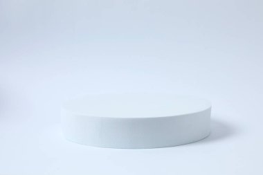Ürün fotoğrafçılığı için destek. Beyaz arkaplanda farklı podyumlar