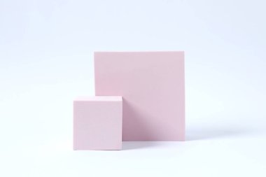 Ürün fotoğrafçılığı için destek. Beyaz arkaplanda farklı podyumlar