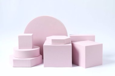 Ürün fotoğrafçılığı için destek. Beyaz arkaplanda farklı podyumlar