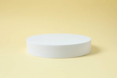 Ürün fotoğrafçılığı için destek. Renkli arkaplanda farklı podyumlar