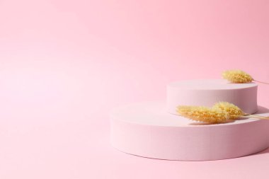 Ürün fotoğrafçılığı için destek. Renk arkaplanı üzerine farklı podyumlar 