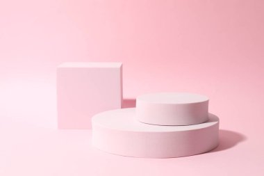 Ürün fotoğrafçılığı için destek. Renk arkaplanı üzerine farklı podyumlar 