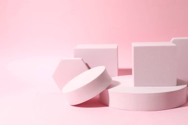 Ürün fotoğrafçılığı için destek. Renk arkaplanı üzerine farklı podyumlar 