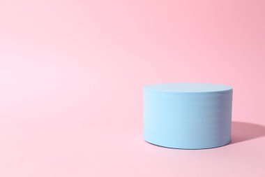 Ürün fotoğrafçılığı için destek. Renk arkaplanı üzerine farklı podyumlar 