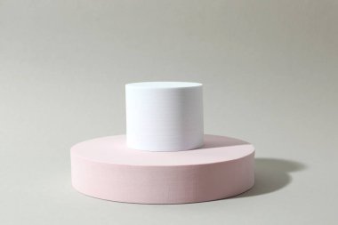 Ürün fotoğrafçılığı için destek. Gri arkaplanda farklı podyumlar