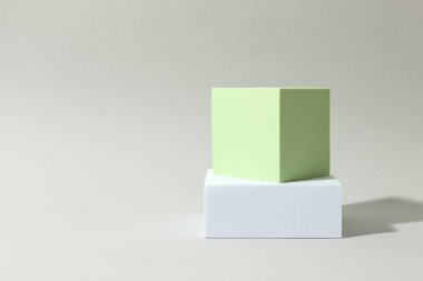 Ürün fotoğrafçılığı için destek. Gri arkaplanda farklı podyumlar