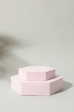 Ürün fotoğrafçılığı için destek. Gri arkaplanda farklı podyumlar