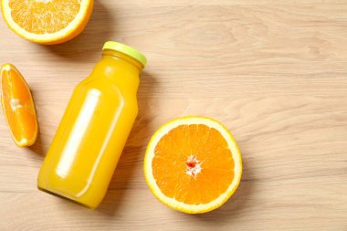 Bir şişe taze sıkılmış portakal suyu. 