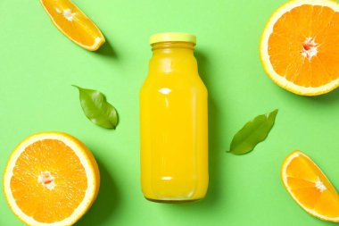 Bir şişe taze sıkılmış portakal suyu. 