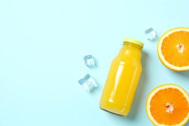 Bir şişe taze sıkılmış portakal suyu. 
