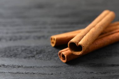 Ahşap bir arka planda Aromatik tarçın