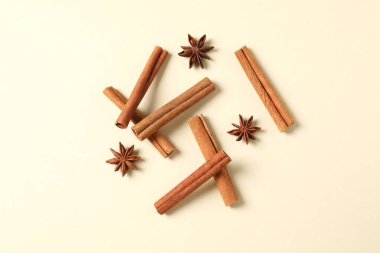 Aromatik tarçın ve anason yıldızları bir renk arka planında