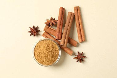 Aromatik tarçın ve anason yıldızları bir renk arka planında