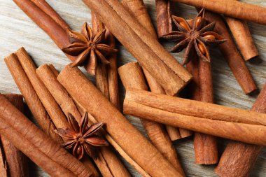 Ahşap bir arka planda Aromatik tarçın ve anason yıldızları