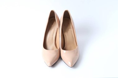 Klasik kadın bej topuklu ayakkabıları 