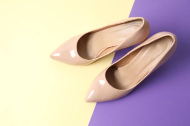 Klasik kadın bej topuklu ayakkabıları 