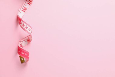 Renk arkaplanı üzerinde kırmızı bant ölçüsü, üst görünüm