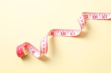 Renk arkaplanı üzerinde kırmızı bant ölçüsü, üst görünüm