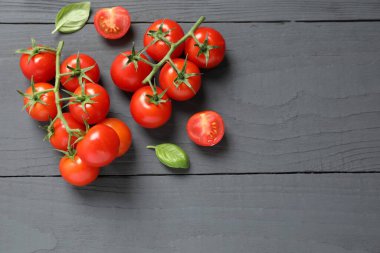 Ahşap zemin üzerinde taze kırmızı domatesler, üst manzara