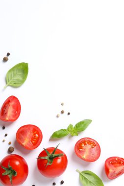 Beyaz arka planda baharatlı taze kırmızı domatesler.