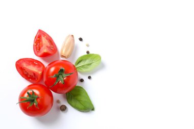 Beyaz arka planda baharatlı taze kırmızı domatesler.