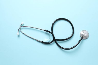 Renk arkaplanı üzerinde steteskop, üst görünüm