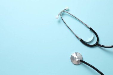 Renk arkaplanı üzerinde steteskop, üst görünüm
