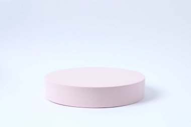 Ürün fotoğrafçılığı için destek. Beyaz arkaplanda podyum