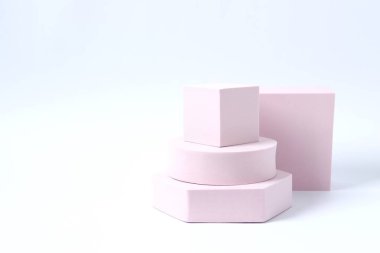 Ürün fotoğrafçılığı için destek. Beyaz arkaplanda farklı podyumlar